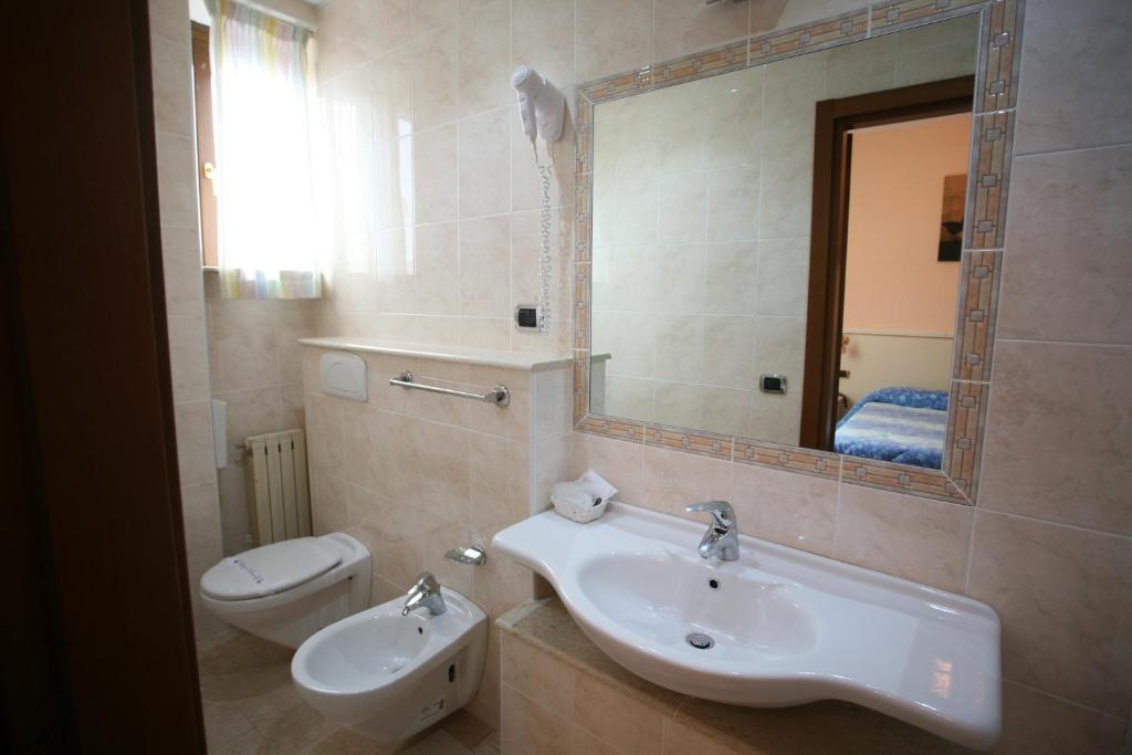 Hotel I Duchi Καμερίνο Δωμάτιο φωτογραφία